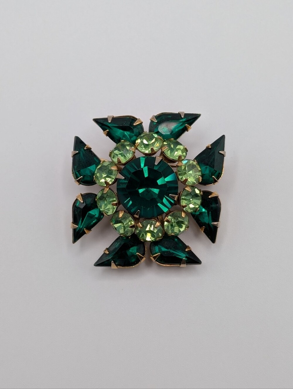 Vintage 1950s Judy Lee Signed Emerald Green Rhinestone Rosette Brooch Pin 1.5”